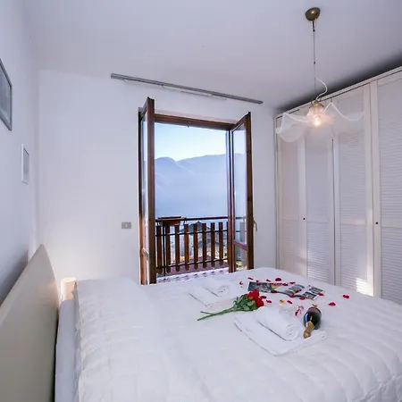 Sleeps 6 Apartment Mezzegra