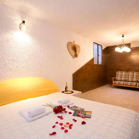 Sleeps 6 Apartment Mezzegra