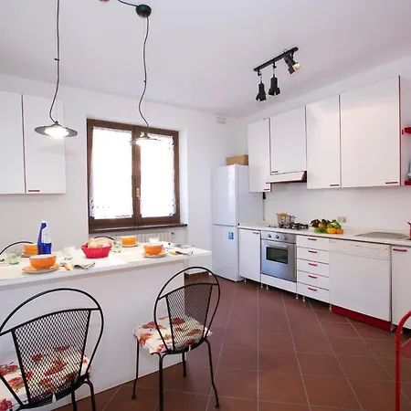 Sleeps 6 Apartment Mezzegra