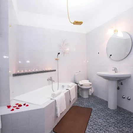 Apartment Sleeps 6 *